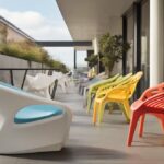 Uma seleção diversificada de cadeiras para área externa, incluindo modelos empilháveis, de plástico reforçado, estilo lounge e modulares, apresentadas em um terraço urbano, destacando a versatilidade e o design inovador.